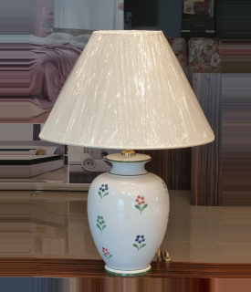 AK1731.71K stolne svietidlo 1x100W/E27, v57cm, dekor.keramika/biely textil, rucna malba na skle